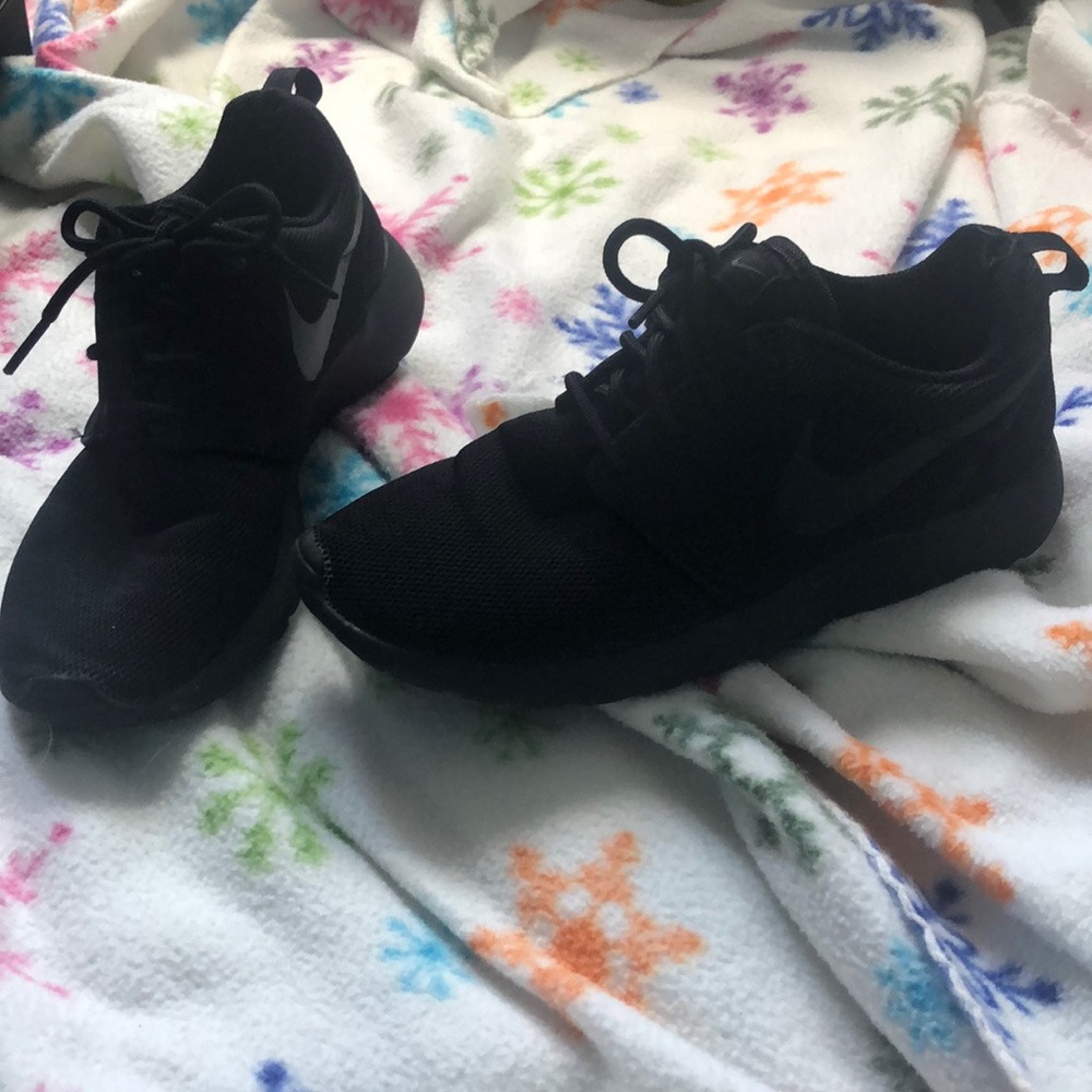 Women’s All Black Nike Roche Ones Size 6